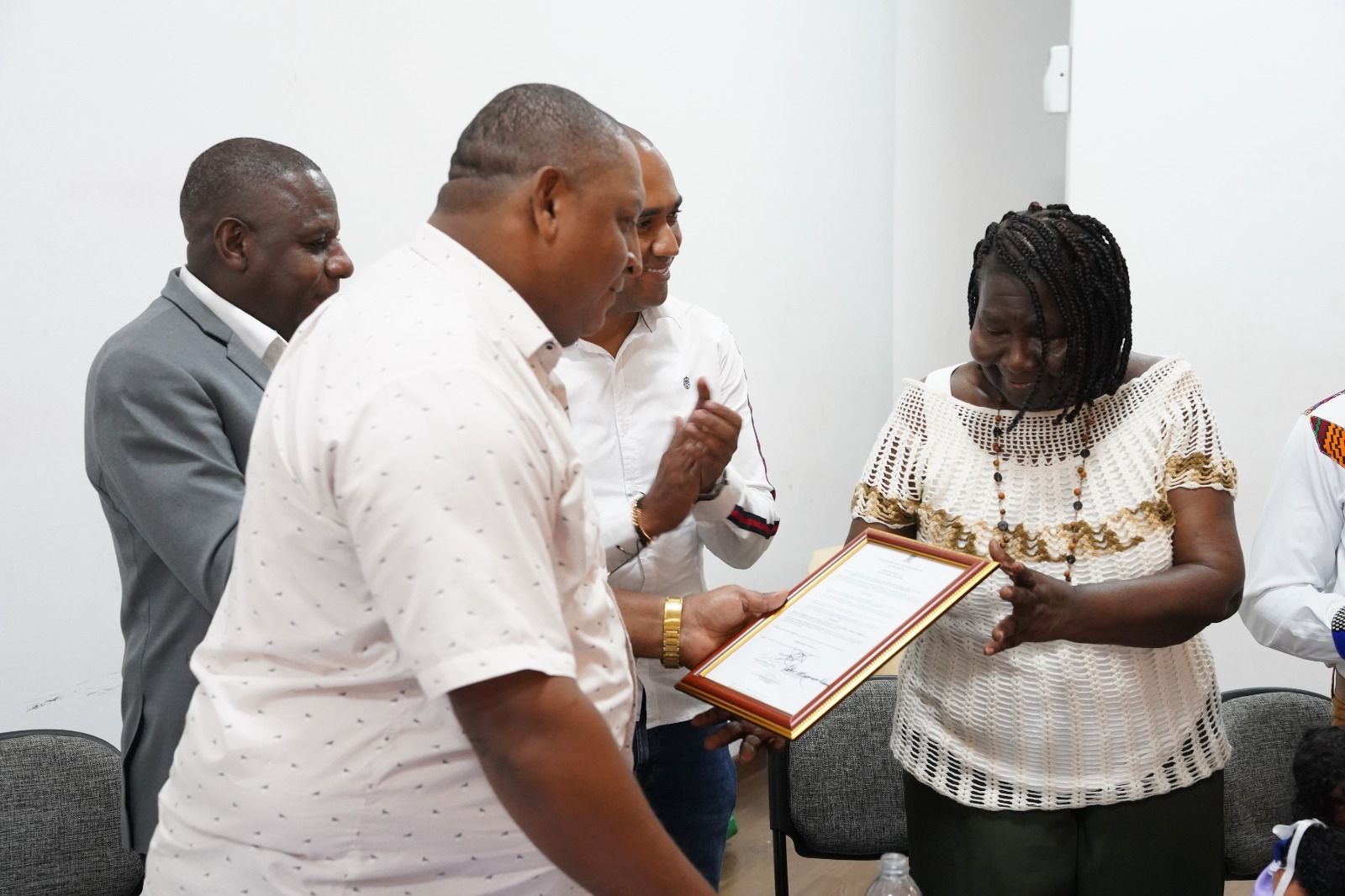 Alcald&iacute;a Distrital entreg&oacute; Medalla al M&eacute;rito Roberto Lozano Batalla a la escritora y poeta Mary Grueso Romero y cerr&oacute; con broche de oro la Semana del Arte y la Literatura 2026
