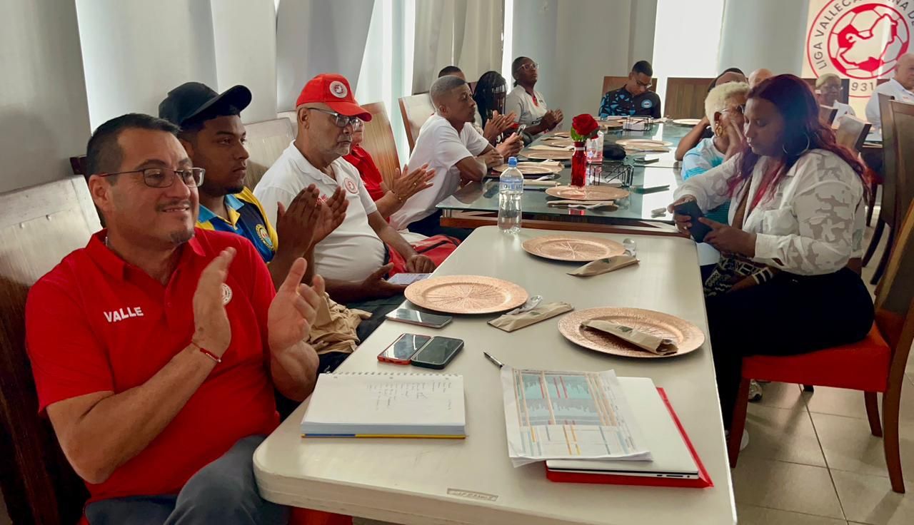 Comit&eacute; Distrital de F&uacute;tbol entreg&oacute; reconocimiento al director del Inderbuenaventura