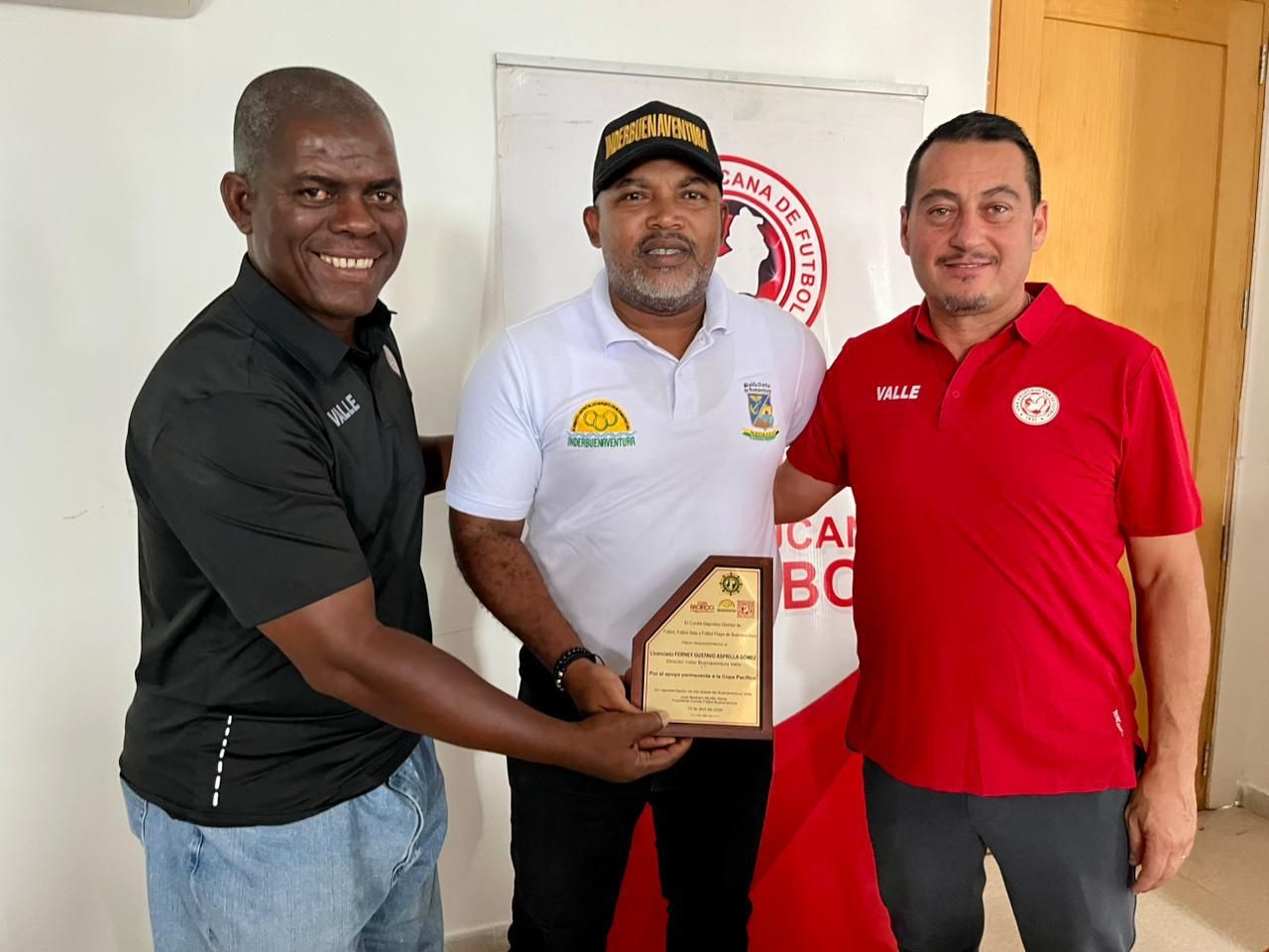Comit&eacute; Distrital de F&uacute;tbol entreg&oacute; reconocimiento al director del Inderbuenaventura
