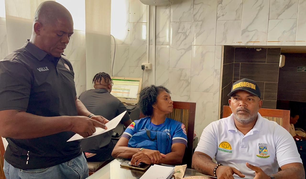 Comit&eacute; Distrital de F&uacute;tbol entreg&oacute; reconocimiento al director del Inderbuenaventura
