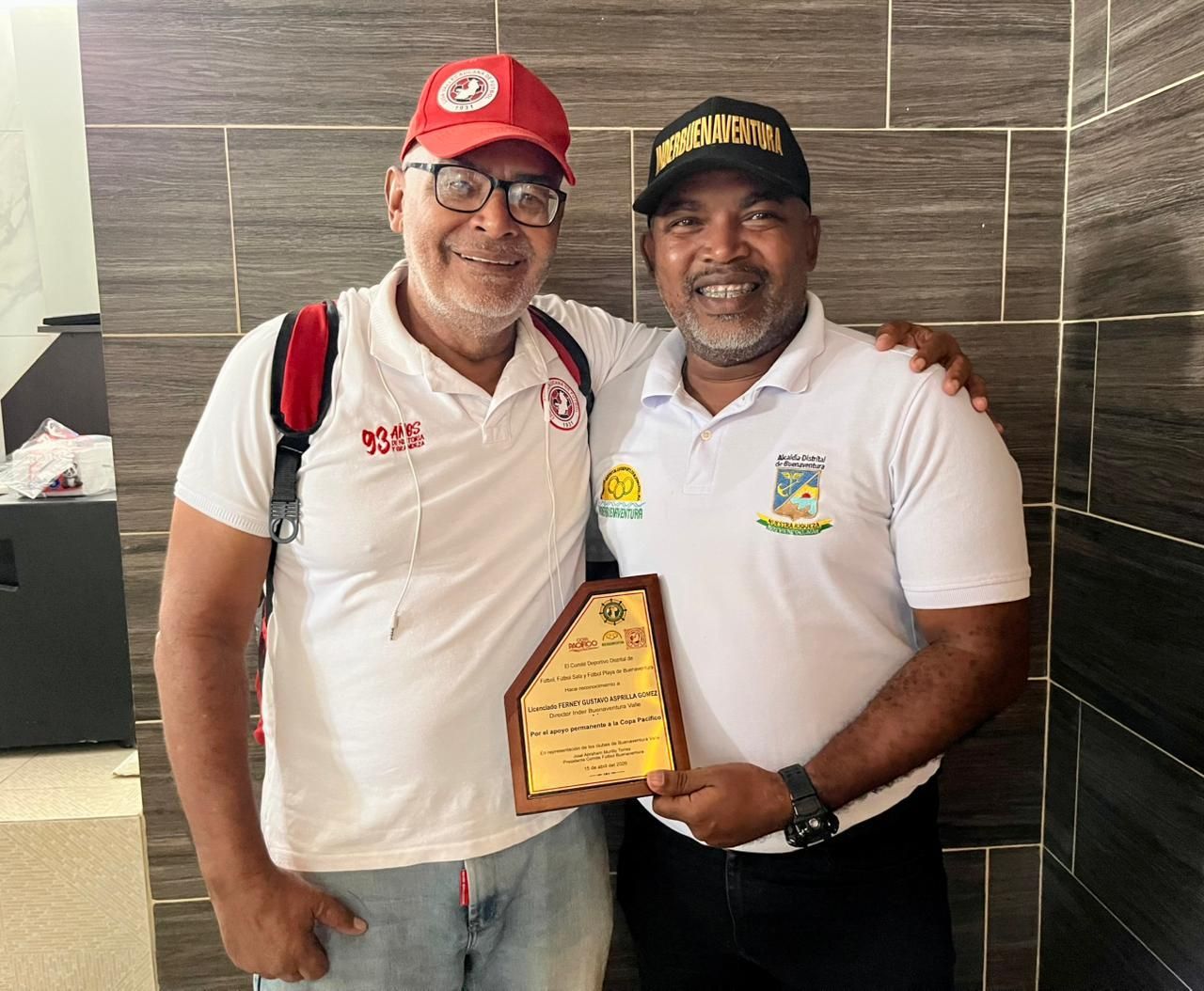 Comit&eacute; Distrital de F&uacute;tbol entreg&oacute; reconocimiento al director del Inderbuenaventura