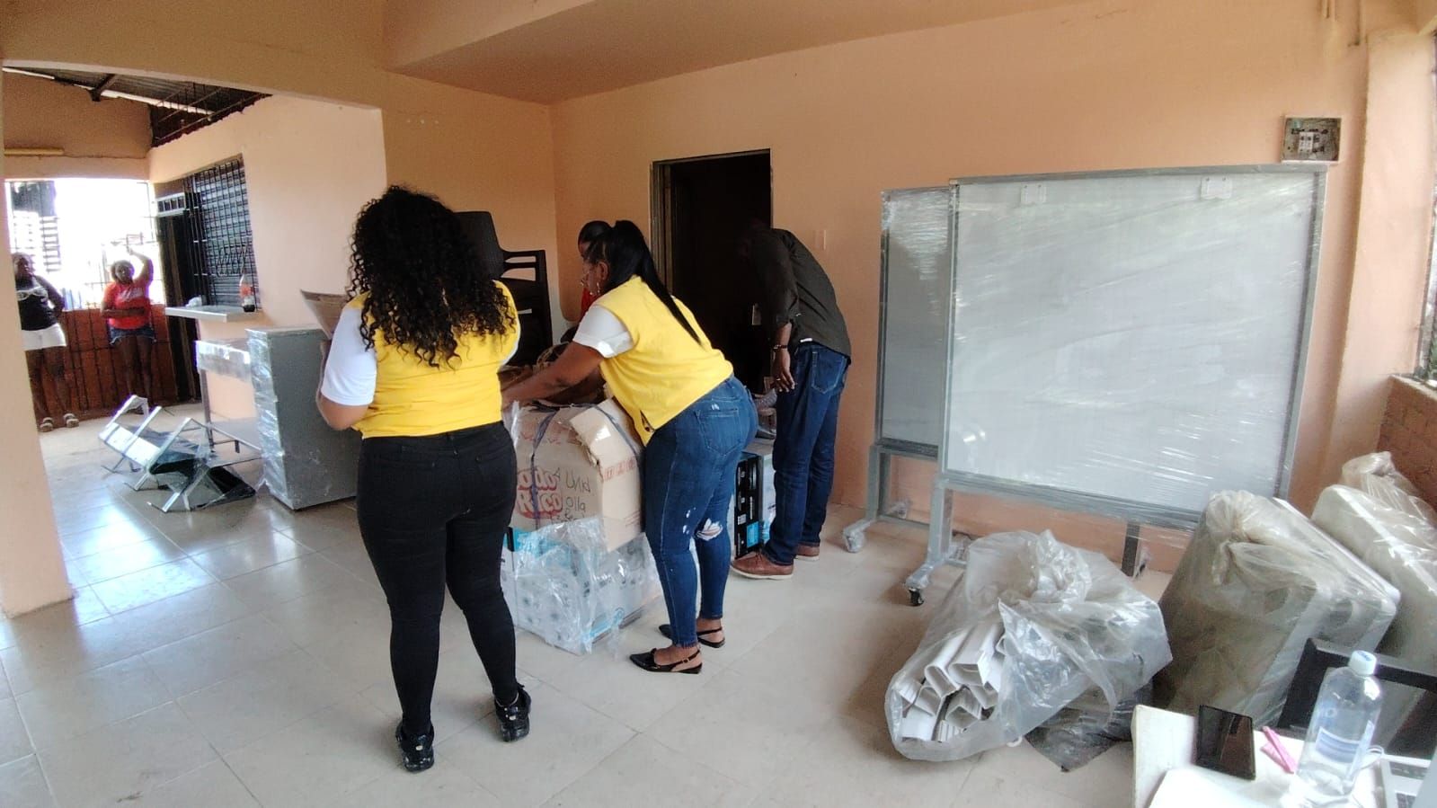 Alcald&iacute;a y Unidad de Victimas entregaron mobiliario al Consejo Comunitario de Citronela como parte de la reparaci&oacute;n colectiva en los territorios