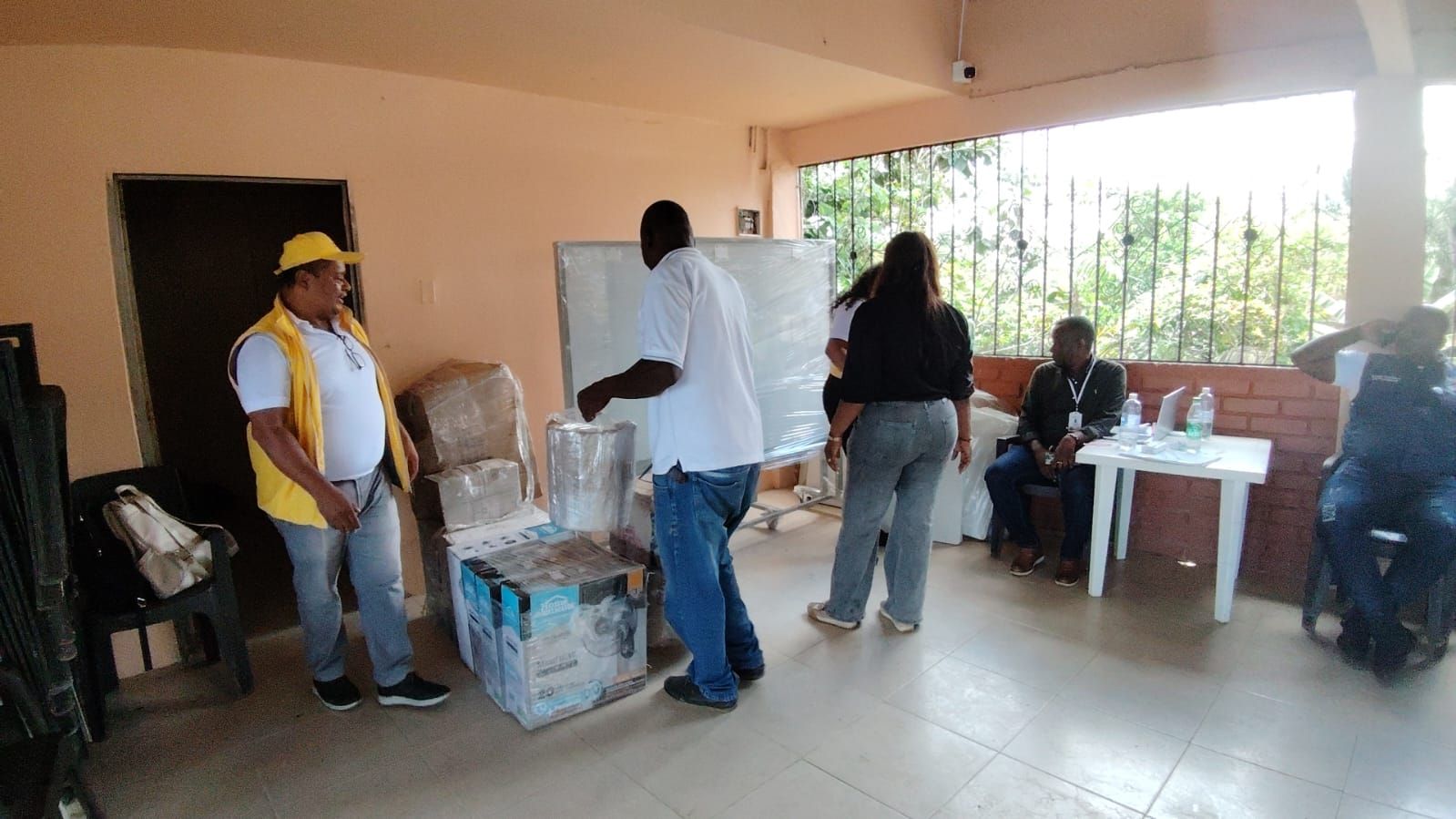 Alcald&iacute;a y Unidad de Victimas entregaron mobiliario al Consejo Comunitario de Citronela como parte de la reparaci&oacute;n colectiva en los territorios