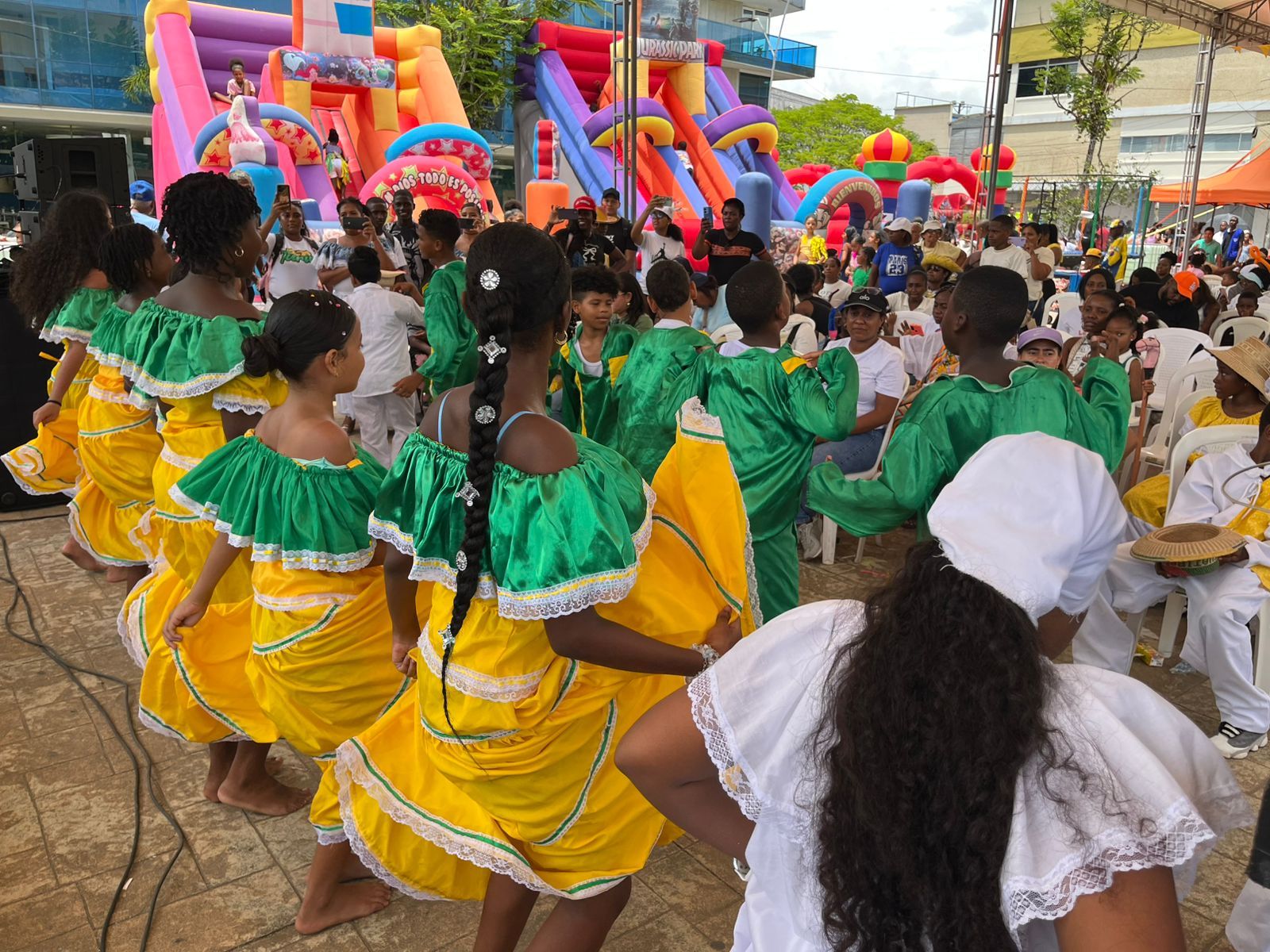 Colorida fiesta por el D&iacute;a de la Ni&ntilde;ez llen&oacute; de alegr&iacute;a, danza y cultura a Buenaventura