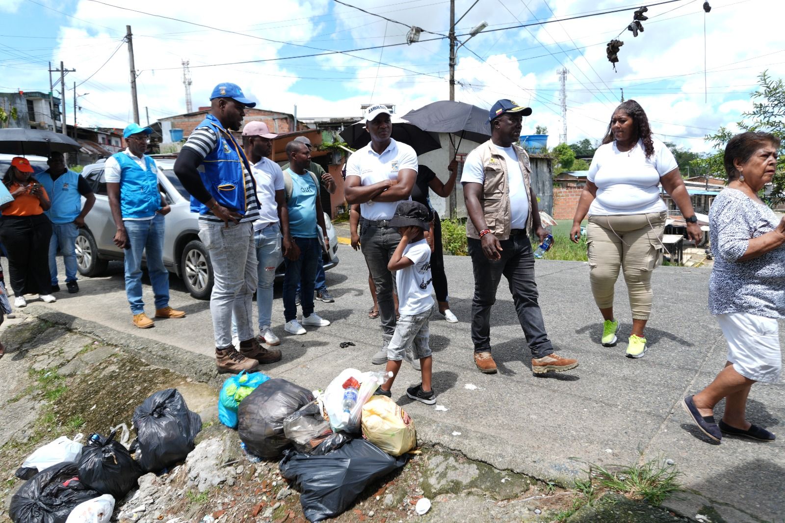Tras recorrido ambiental en m&aacute;s de 30 barrios, Alcald&iacute;a de Buenaventura atender&aacute; problem&aacute;ticas de recolecci&oacute;n de residuos en la Comuna 12