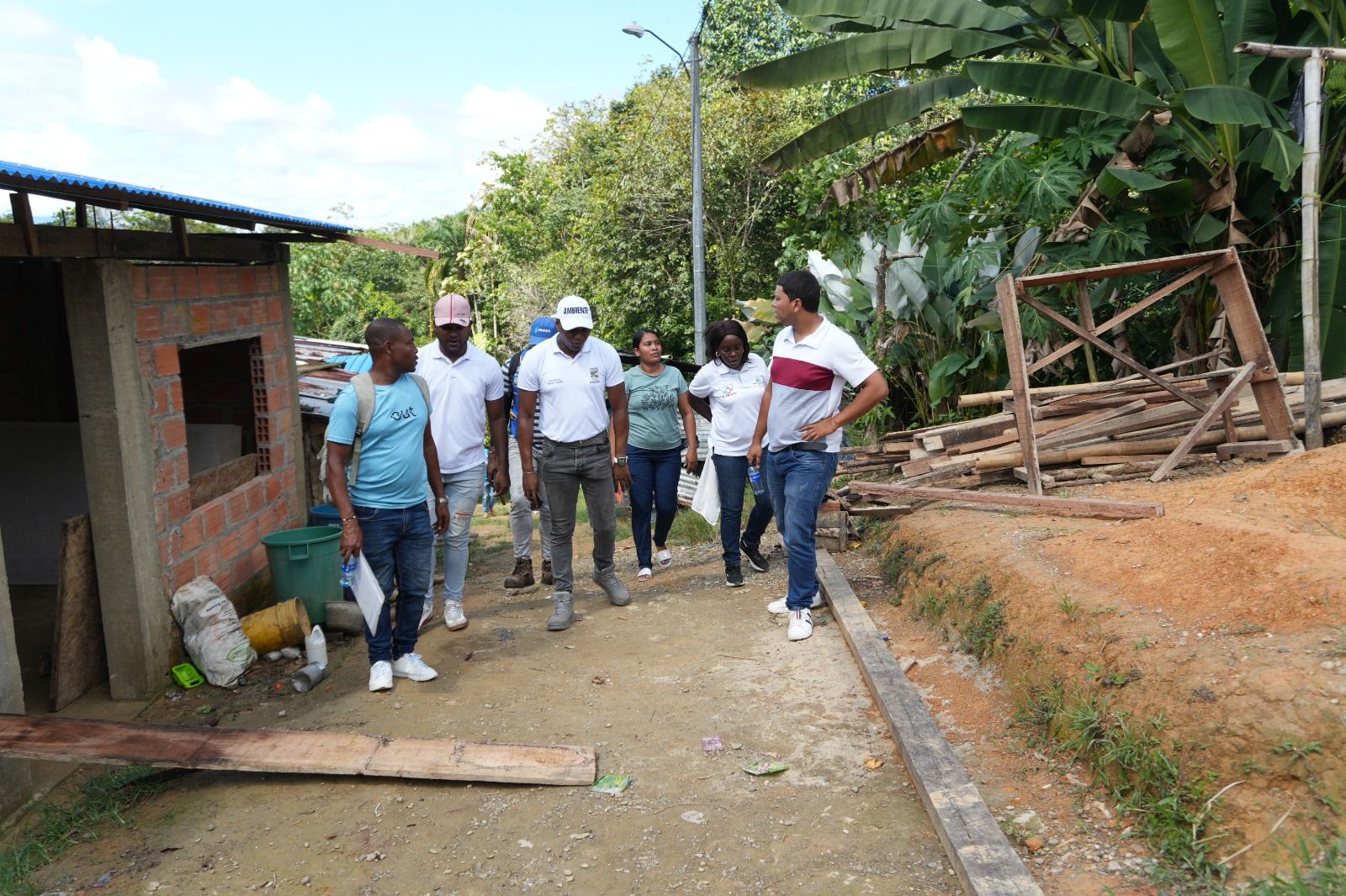 Tras recorrido ambiental en m&aacute;s de 30 barrios, Alcald&iacute;a de Buenaventura atender&aacute; problem&aacute;ticas de recolecci&oacute;n de residuos en la Comuna 12
