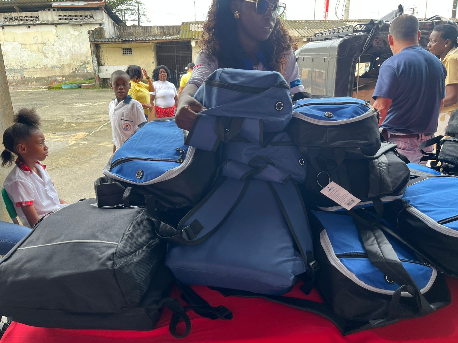 Estudiantes del plantel educativo Vasco N&uacute;&ntilde;ez de Balboa fueron beneficiados con entrega de kits escolares y transferencias econ&oacute;micas