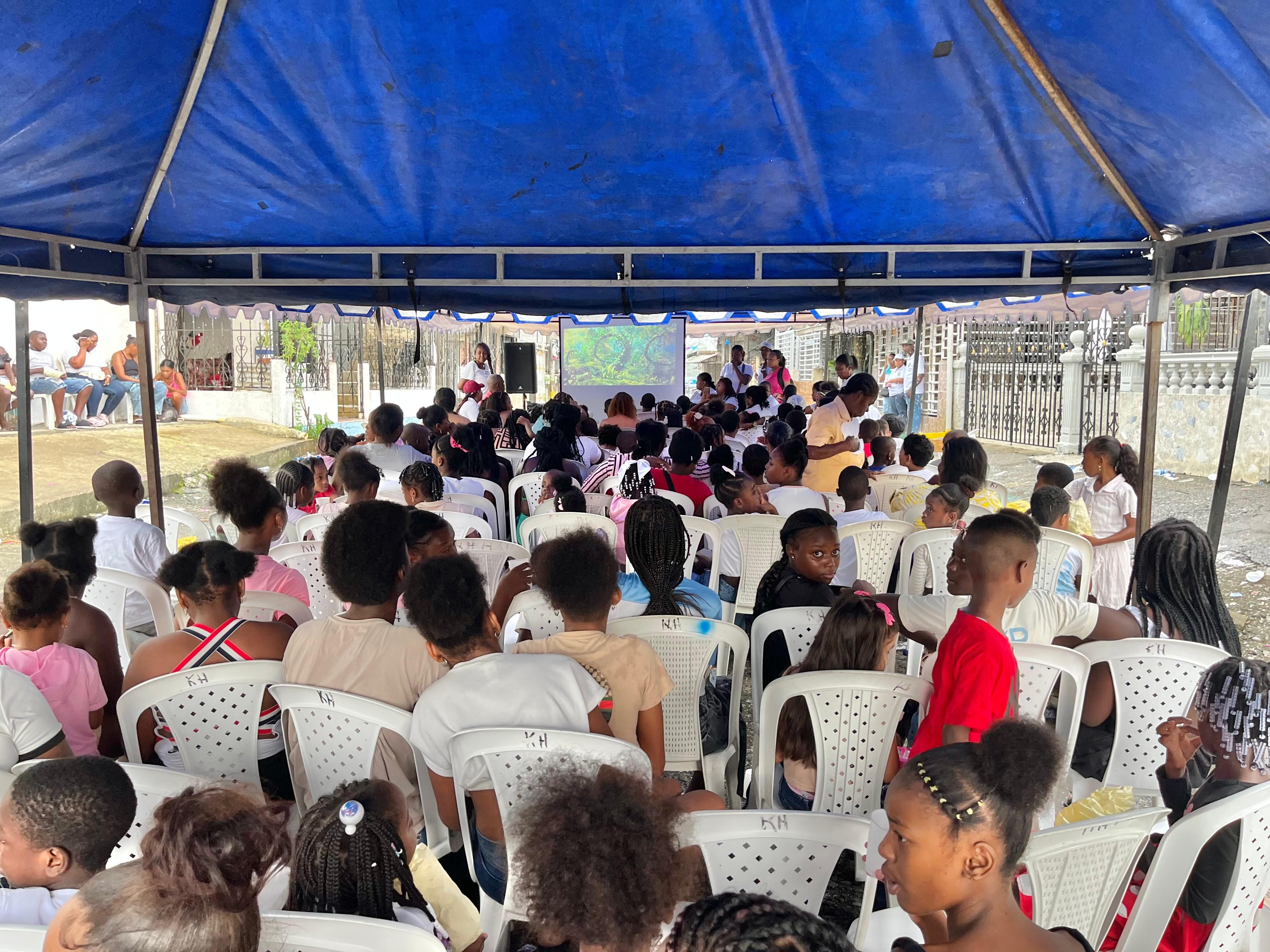 Cine al Barrio llev&oacute; alegr&iacute;a, integraci&oacute;n y sano esparcimiento a la ni&ntilde;ez del barrio Cristal