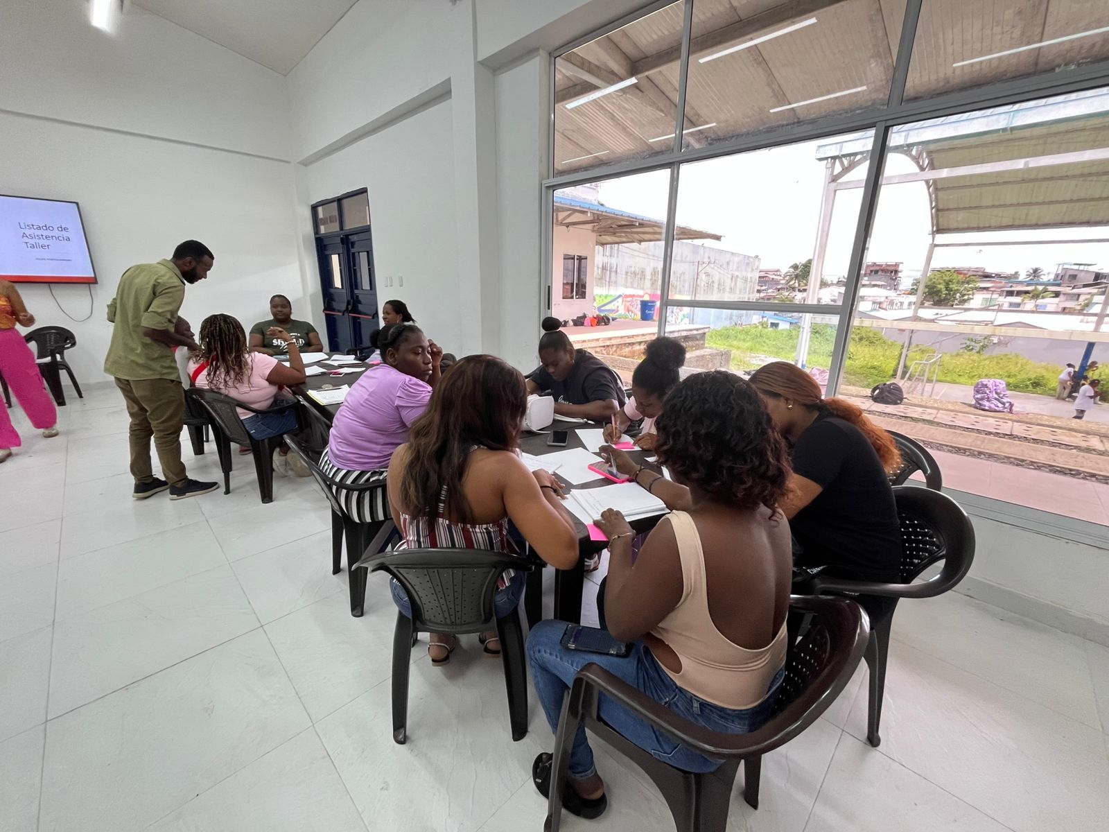 Avanzan talleres de fortalecimiento para beneficiarios de programas sociales en Buenaventura