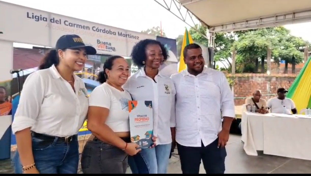 50 familias del barrio Isla de la Paz recibieron los t&iacute;tulos de propiedad de sus predios