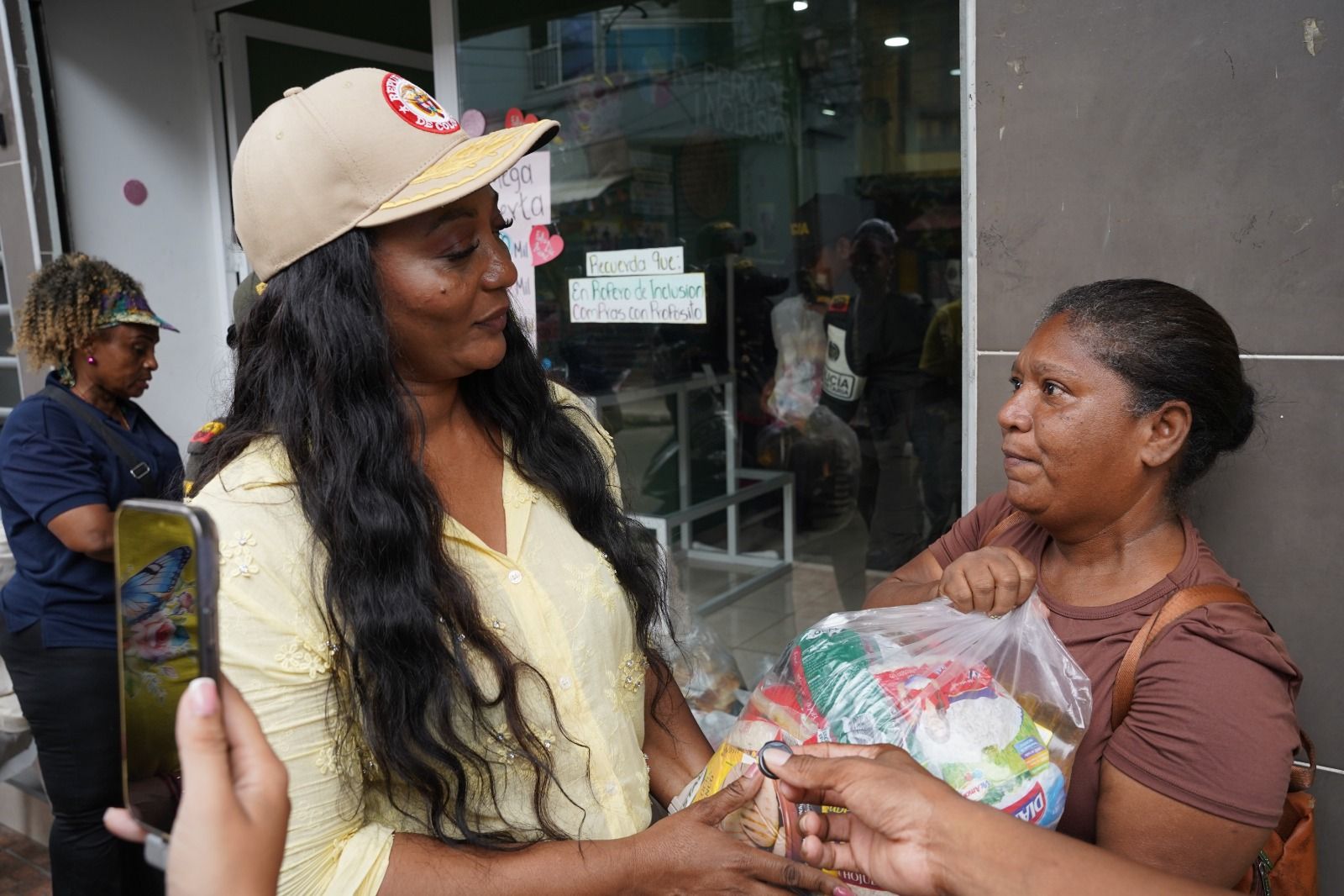 Gestora Social Merlin C&oacute;rdoba Mart&iacute;nez contin&uacute;a llevando atenci&oacute;n y ayudas humanitarias a las comunidades afectadas por la emergencia