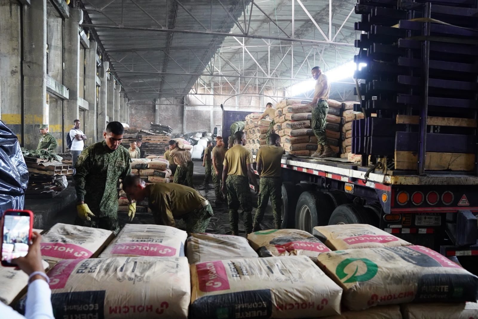    Inicia la reconstrucci&oacute;n en Buenaventura con la llegada de insumos al Banco de Materiales