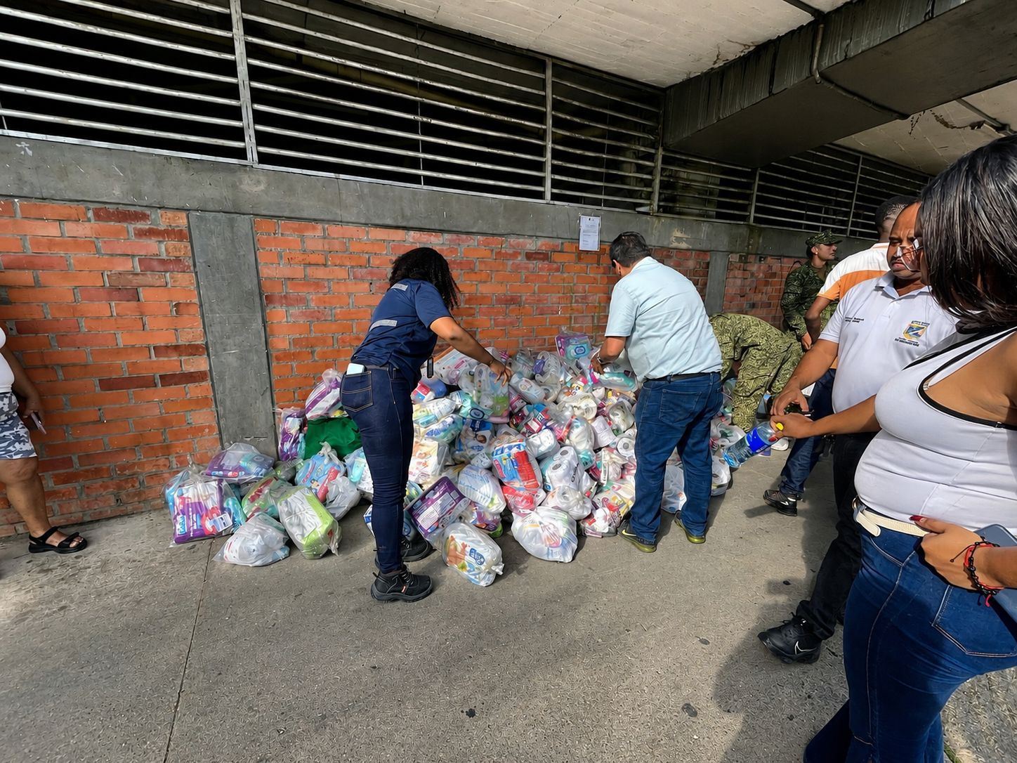Alcald&iacute;a Distrital y sector empresarial entregan ayudas humanitarias a comunidades de Gamboa y La Inmaculada