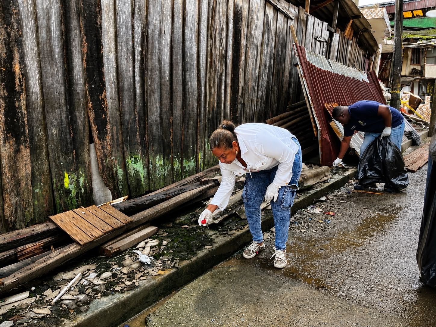 Con recolecci&oacute;n de residuos, Alcald&iacute;a de Buenaventura inicia recuperaci&oacute;n ambiental en barrios damnificados por el sismo