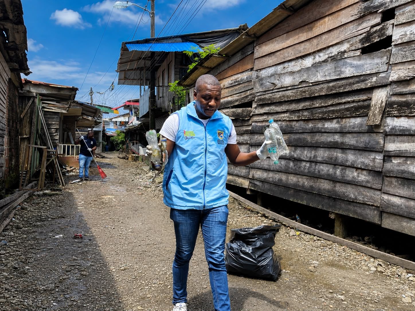Con recolecci&oacute;n de residuos, Alcald&iacute;a de Buenaventura inicia recuperaci&oacute;n ambiental en barrios damnificados por el sismo