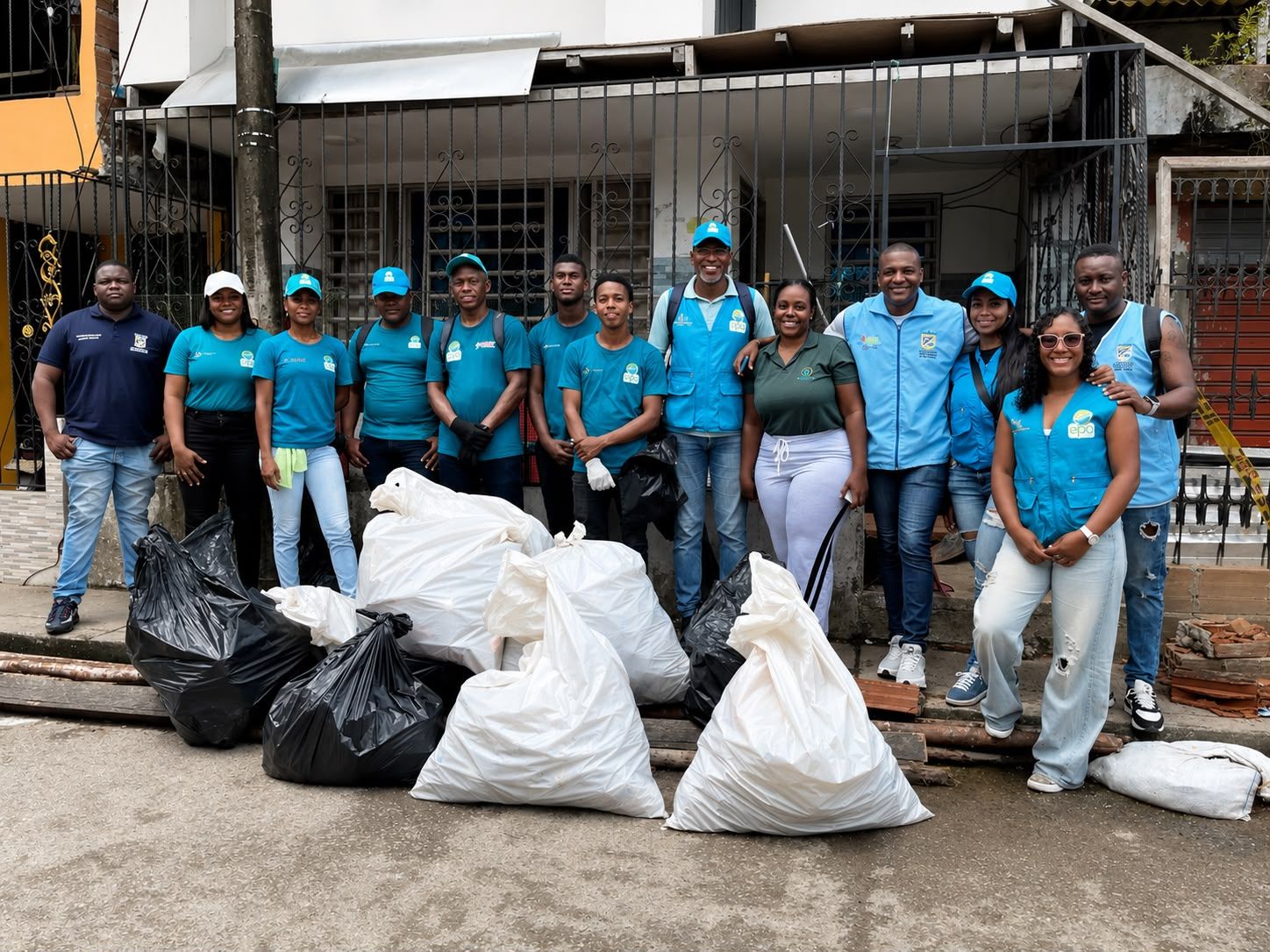 Con recolecci&oacute;n de residuos, Alcald&iacute;a de Buenaventura inicia recuperaci&oacute;n ambiental en barrios damnificados por el sismo