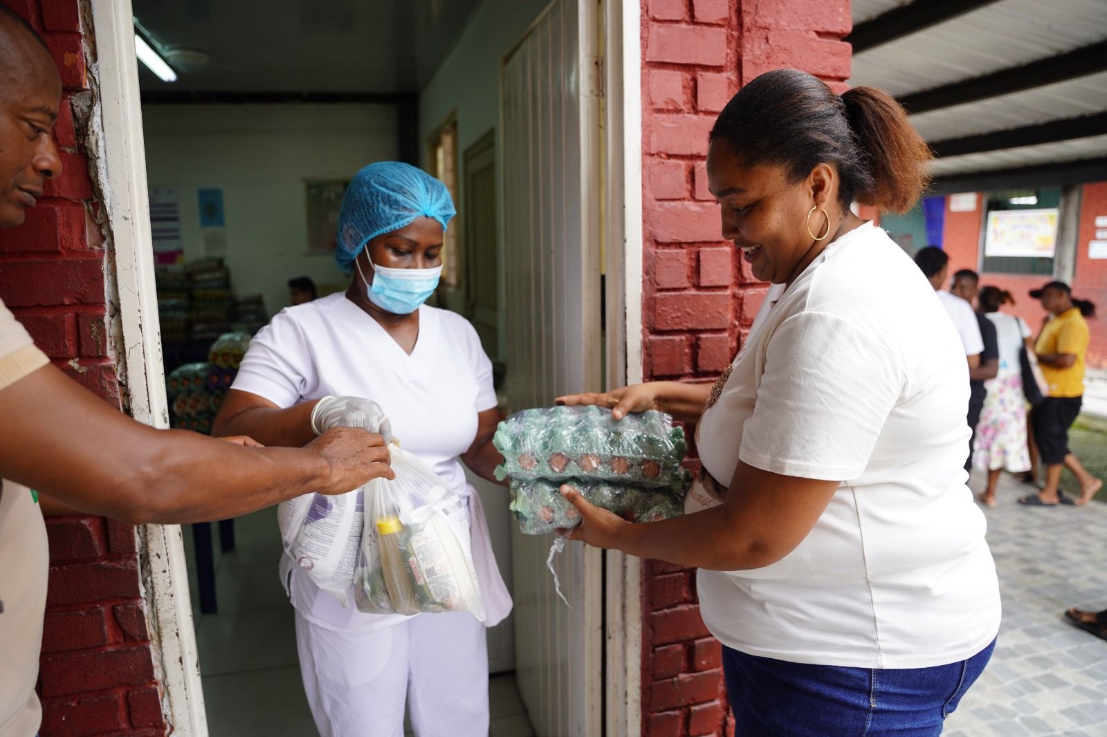 Estudiantes del Distrito est&aacute;n recibiendo el PAE para preparar en casa