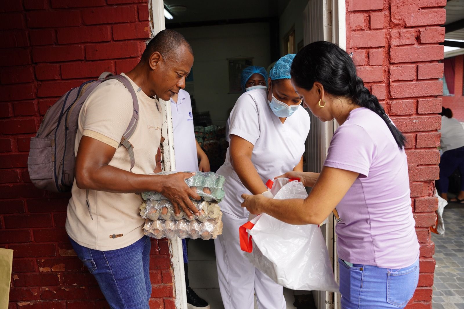 Estudiantes del Distrito est&aacute;n recibiendo el PAE para preparar en casa