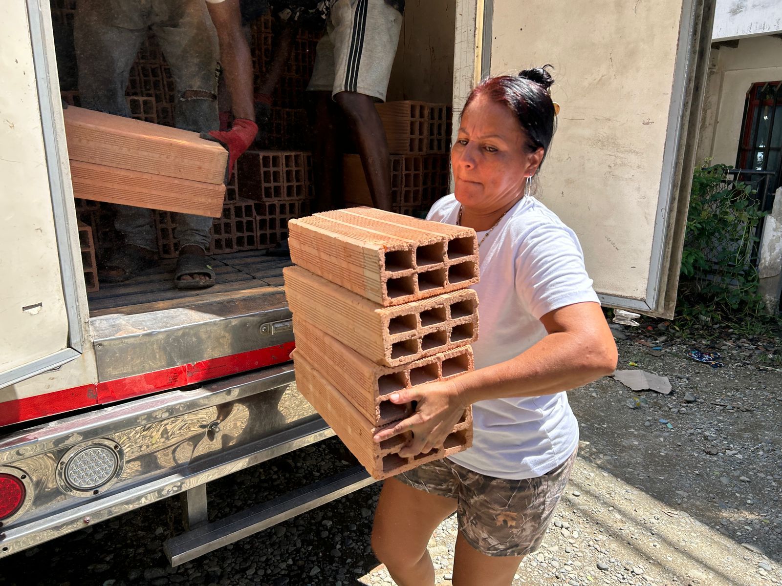 Alcald&iacute;a de Buenaventura entrega materiales de construcci&oacute;n a familias damnificadas por el sismo en la comuna 12