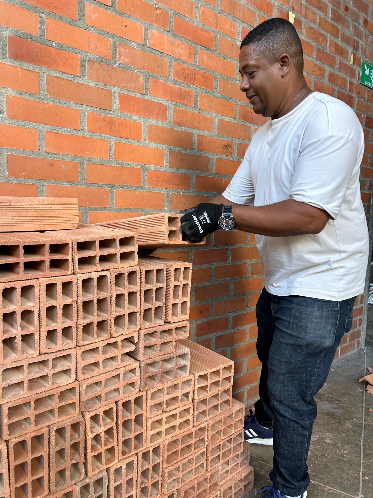 Alcald&iacute;a de Buenaventura entrega materiales de construcci&oacute;n a familias damnificadas por el sismo en la comuna 12