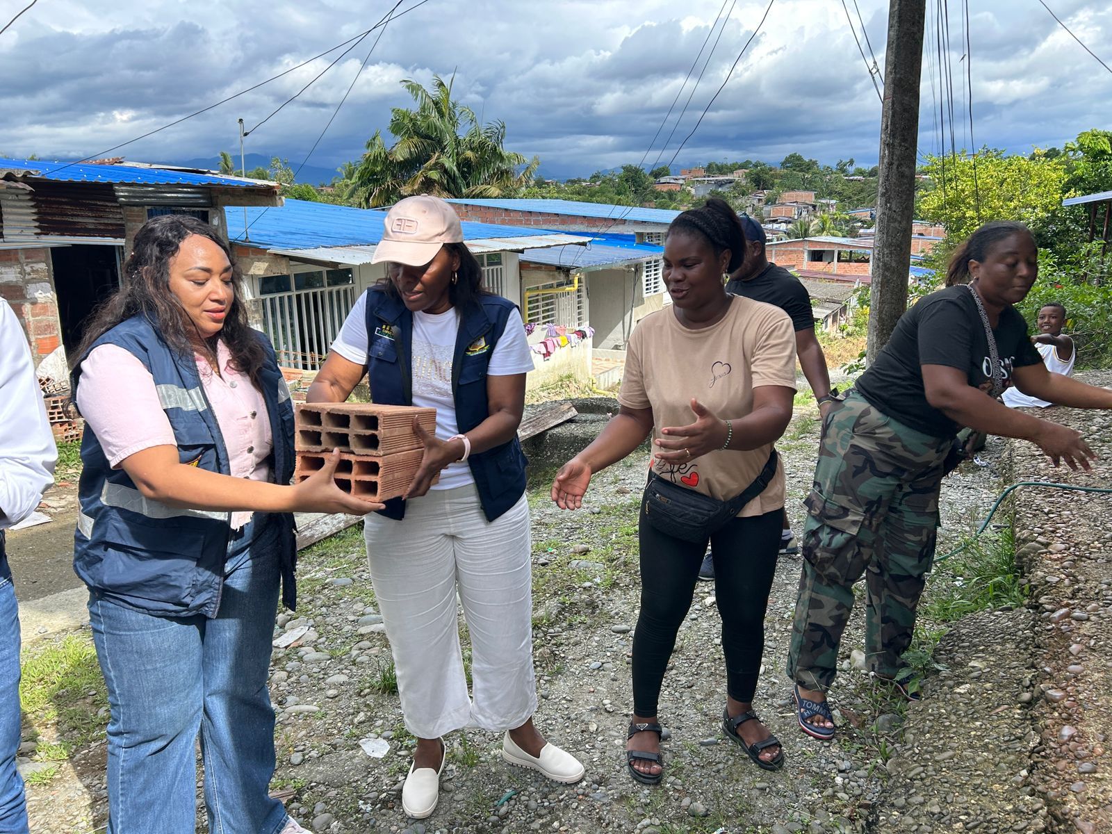 Alcald&iacute;a de Buenaventura entrega materiales de construcci&oacute;n a familias damnificadas por el sismo en la comuna 12