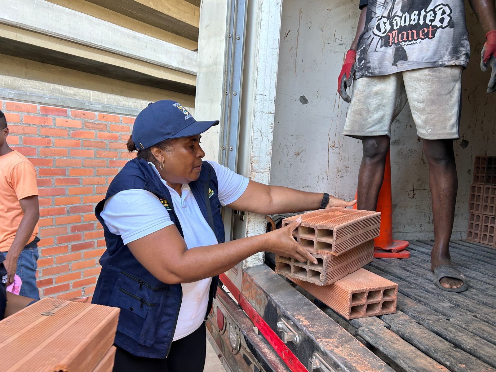 Alcald&iacute;a de Buenaventura entrega materiales de construcci&oacute;n a familias damnificadas por el sismo en la comuna 12