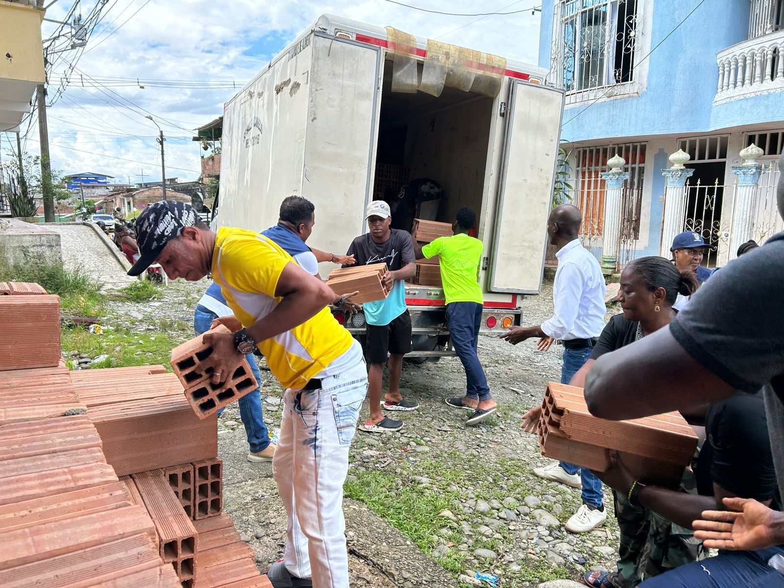 Alcald&iacute;a de Buenaventura entrega materiales de construcci&oacute;n a familias damnificadas por el sismo en la comuna 12
