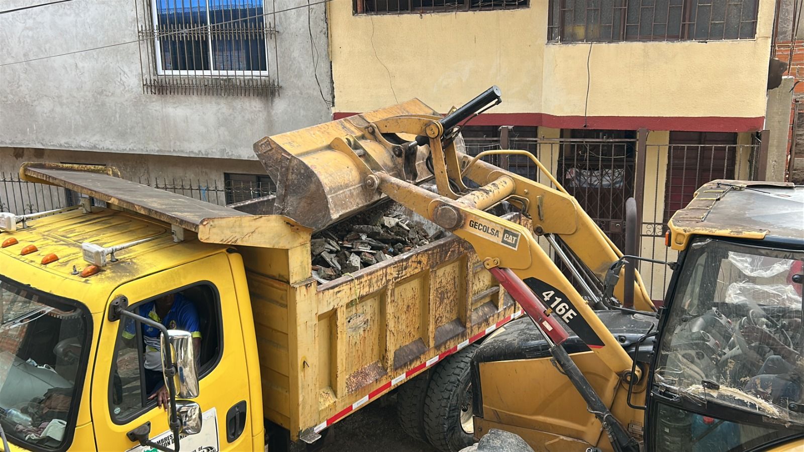 Alcald&iacute;a mantiene recolecci&oacute;n de escombros en barrios de Buenaventura tras el sismo