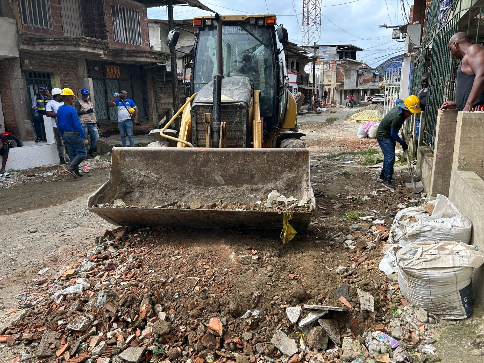 Alcald&iacute;a mantiene recolecci&oacute;n de escombros en barrios de Buenaventura tras el sismo