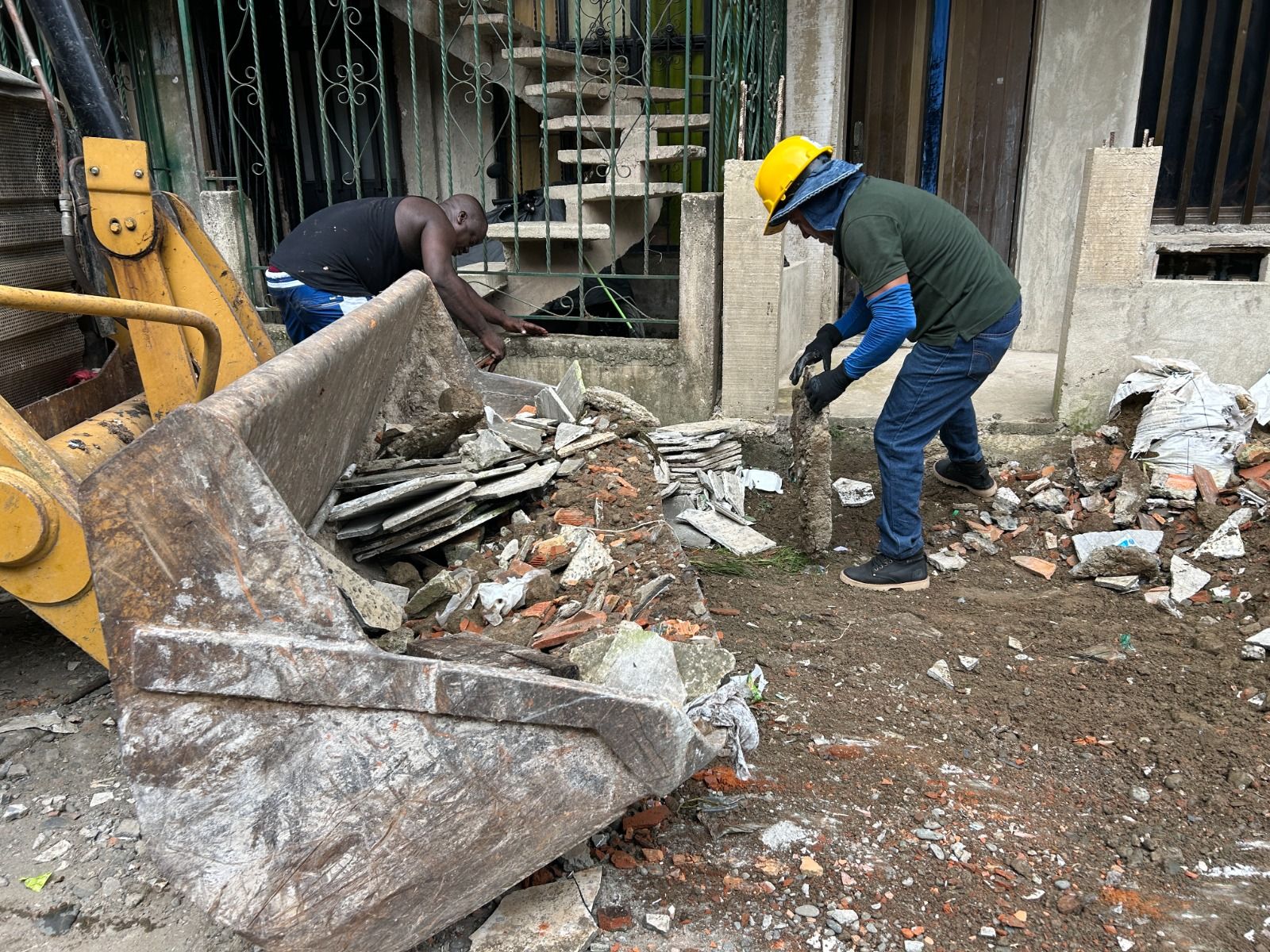 Alcald&iacute;a mantiene recolecci&oacute;n de escombros en barrios de Buenaventura tras el sismo
