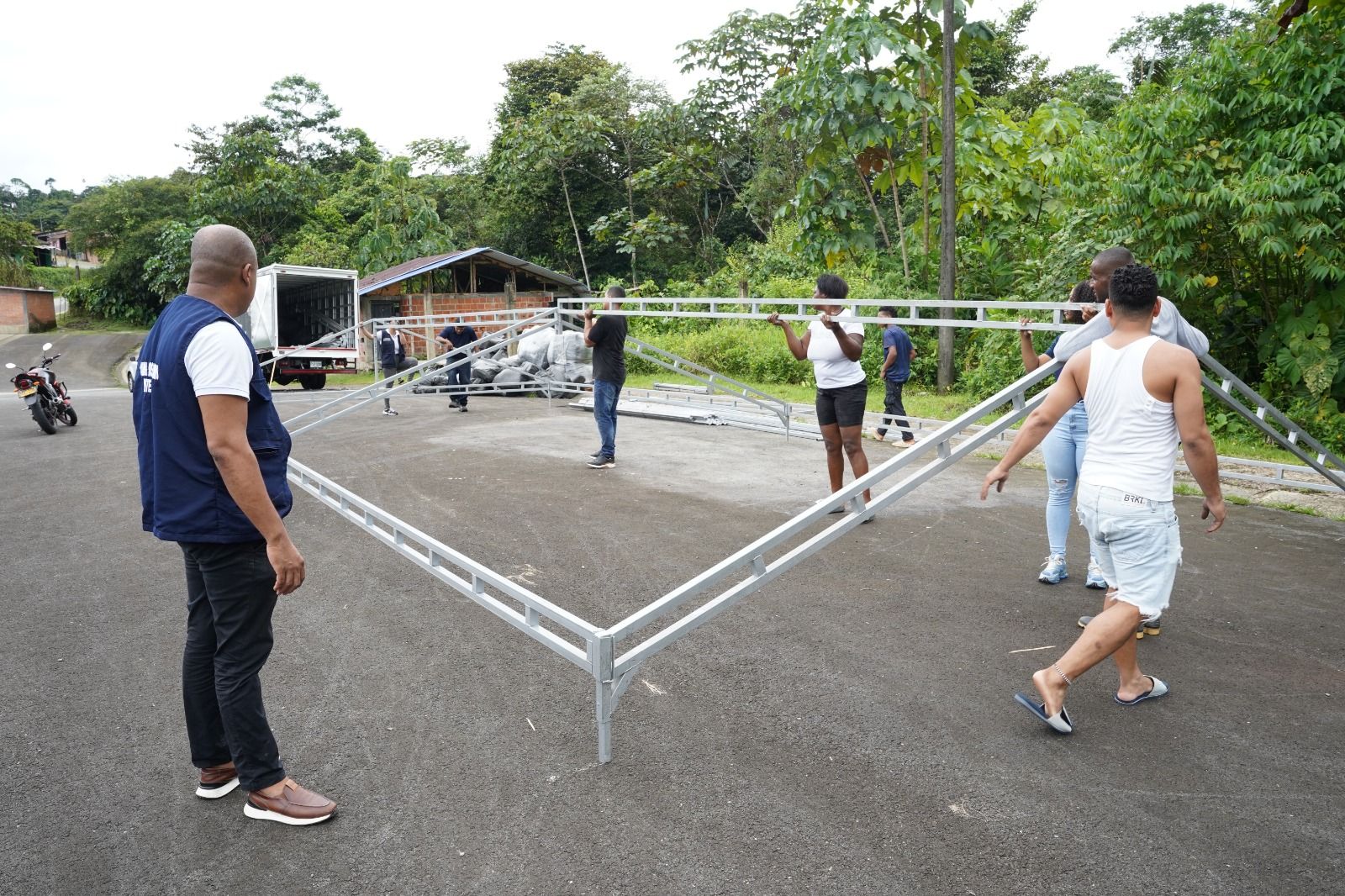 Dos carpas educativas entreg&oacute; el grupo Decorcer&aacute;mica al plantel Francisco Javier Cisneros en zona rural de Buenaventura