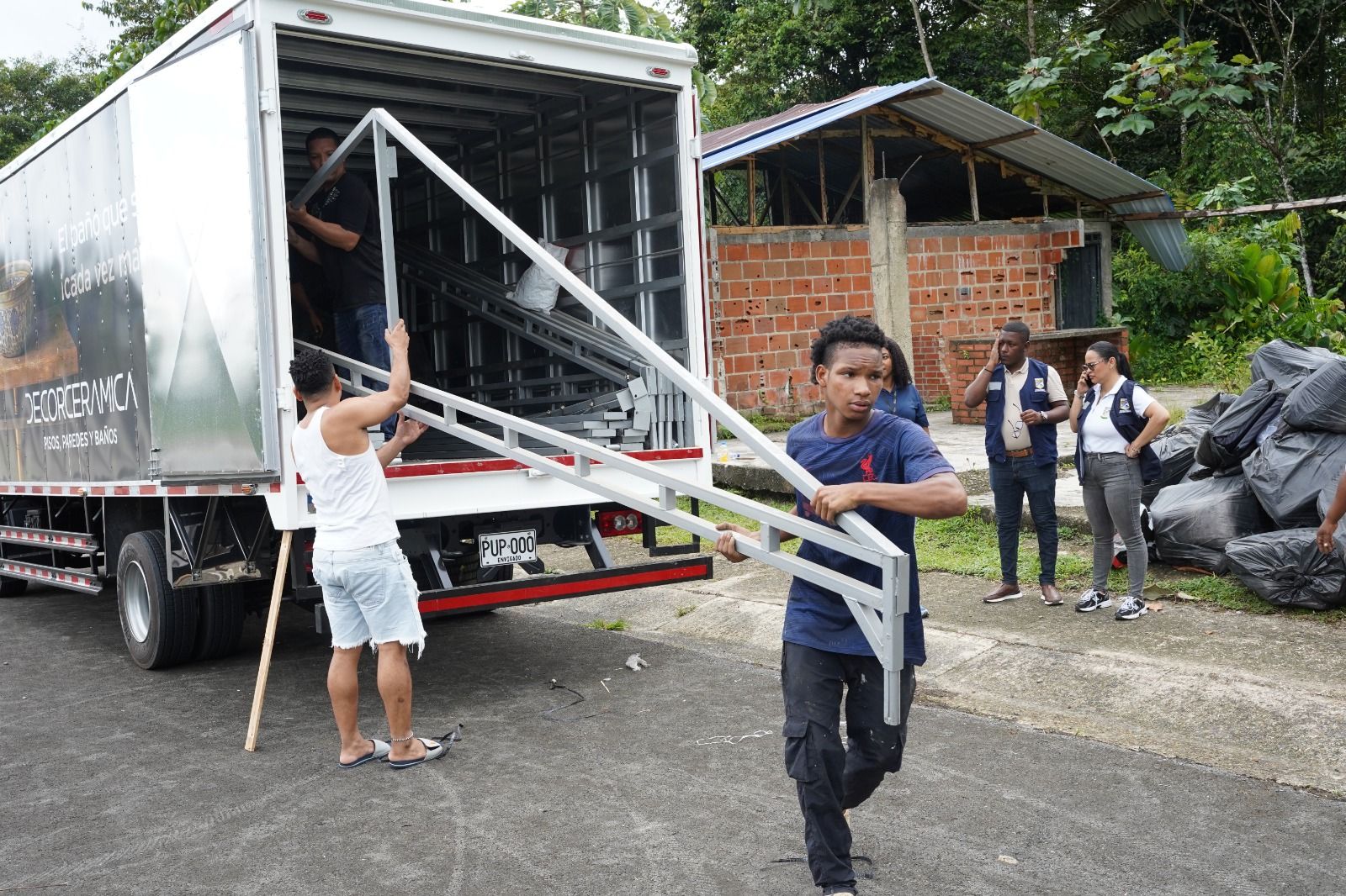 Dos carpas educativas entreg&oacute; el grupo Decorcer&aacute;mica al plantel Francisco Javier Cisneros en zona rural de Buenaventura