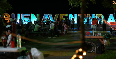 Alumbrado navideño impulsa la economía y fortalece el comercio local en Buenaventura