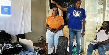 Comerciantes de Pueblo Nuevo se capacitan en manejo de residuos con la Alcald&iacute;a de Buenaventura