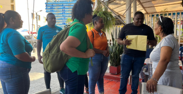 Buenaventura le apuesta al reciclaje: jornada en el Malec&oacute;n vincula a comerciantes y recicladores