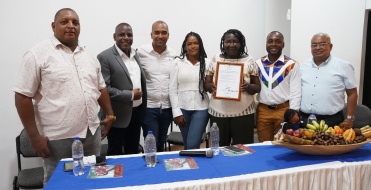 Alcald&iacute;a Distrital entreg&oacute; Medalla al M&eacute;rito Roberto Lozano Batalla a la escritora y poeta Mary Grueso Romero y cerr&oacute; con broche de oro la Semana del Arte y la Literatura 2026
