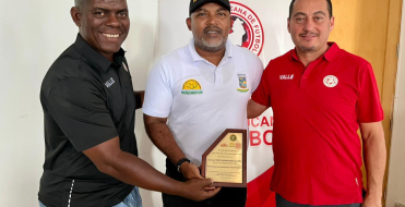 Comit&eacute; Distrital de F&uacute;tbol entreg&oacute; reconocimiento al director del Inderbuenaventura