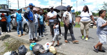 Tras recorrido ambiental en m&aacute;s de 30 barrios, Alcald&iacute;a de Buenaventura atender&aacute; problem&aacute;ticas de recolecci&oacute;n de residuos en la Comuna 12