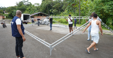 Dos carpas educativas entreg&oacute; el grupo Decorcer&aacute;mica al plantel Francisco Javier Cisneros en zona rural de Buenaventura